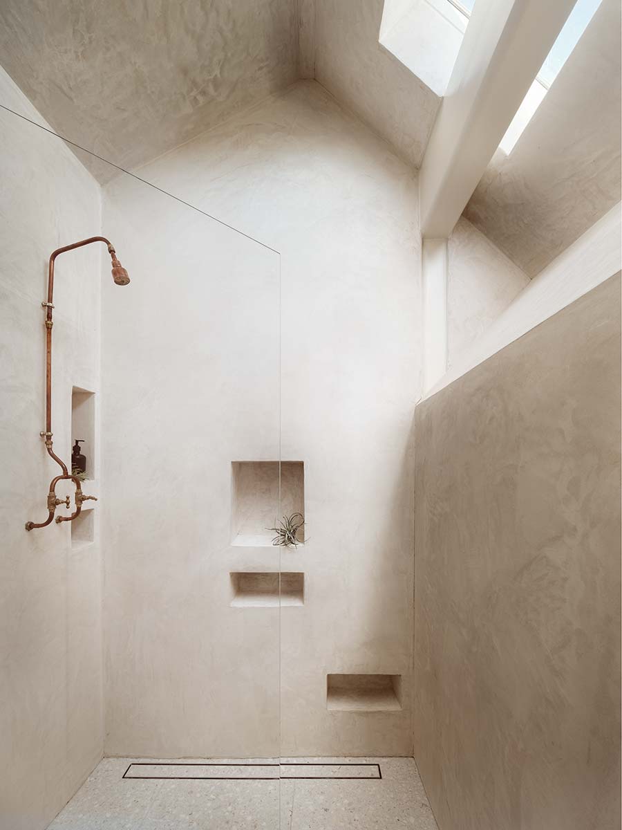 Large contemporary bathroom bathed in light from sun